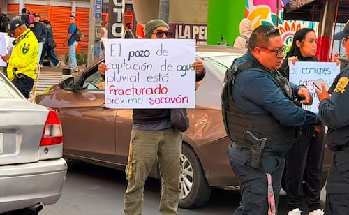Vecinos bloquean Eje 3 Oriente; exigen cierre de recicladora de metales en Iztapalapa