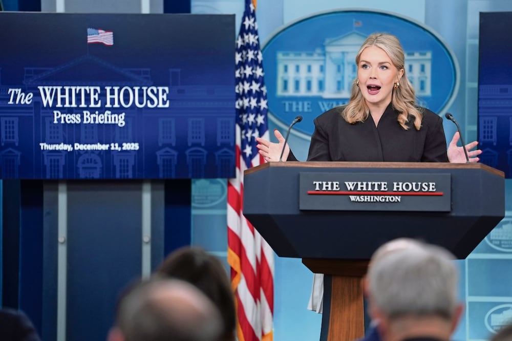 La secretaria de prensa de la Casa Blanca, Karoline Leavitt, ayer en Washington. Leavitt negó que al presidente Donald Trump le preocupe la relación entre el líder venezolano, Nicolás Maduro, y el mandatario ruso, Vladimir Putin. Foto: Evan Vucci / AP