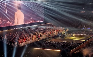 ¡Que se sienta París!: Bad Bunny transforma el  Plenitude Arena en una fiesta caribeña