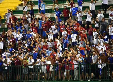 Afición del Nacional imita avión cayendo en partido frente a Chapecoense