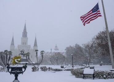 FOTOS: Intensa tormenta invernal cubre de blanco el sur de EU; calles se llegan a cubrir con hasta 27 cm de nieve