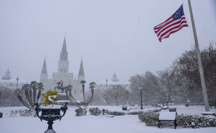 FOTOS: Intensa tormenta invernal cubre de blanco el sur de EU; calles se llegan a cubrir con hasta 27 cm de nieve