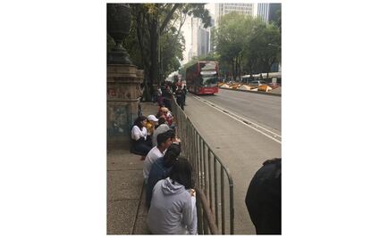 Con bancos, ciudadanos apartan lugar 3 horas antes del desfile por Día de Muertos