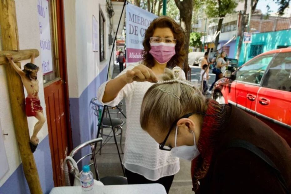 Religiosos católicos celebran el miércoles de ceniza en calles y mercados