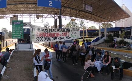 CNTE libera casetas de cuota en Michoacán