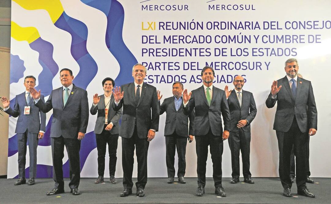De izq. a der. el vicepresidente brasileño, Hamilton Mourao, y los presidentes argentino, Alberto Fernández, el uruguayo, Luis Lacalle Pou, y el paraguayo, Mario Abdo Benítez, ayer en la cumbre en Montevideo.Foto:Xinhua
