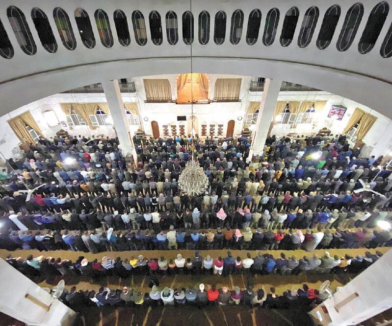 Sirios realizan el Tarawih, una oración ritual vespertina hace dos días durante el Ramadán en Idlib, Siria. Foto: YAHYA NEMAH. EFE