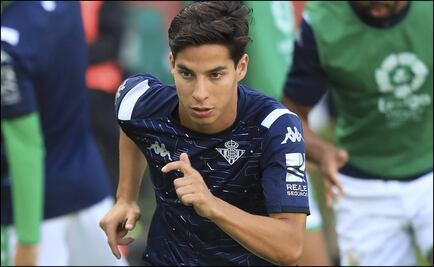 Marc Bartra cobija a Diego Lainez en el Betis
