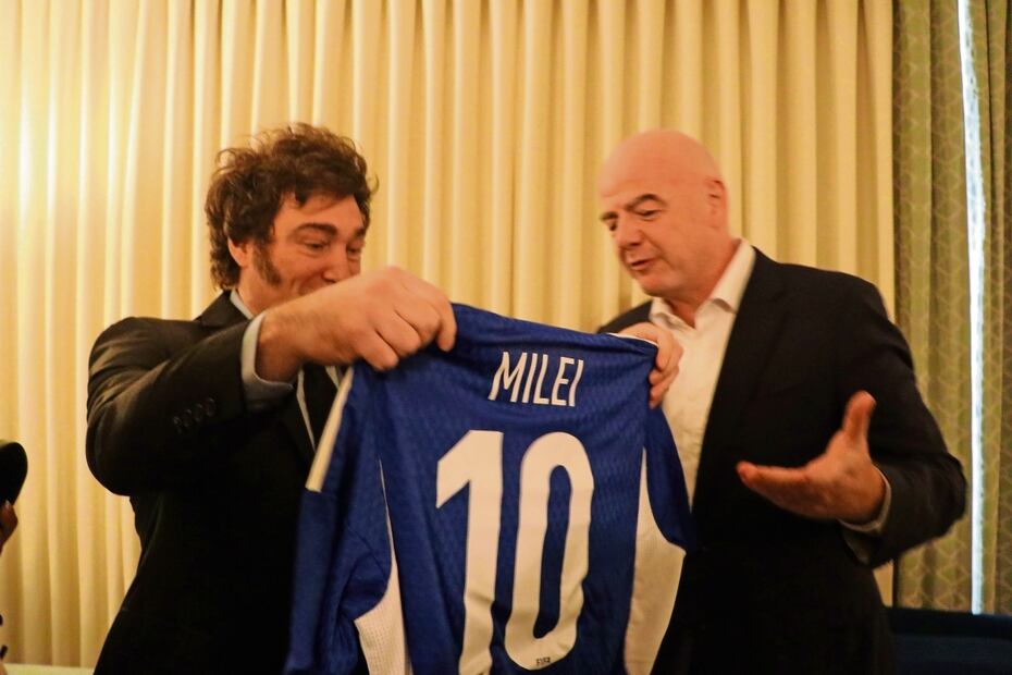 El presidente argentino, Javier Milei, recibe una camiseta de manos del presidente de la FIFA, Gianni Infantino, en Los Ángeles, California. Foto: EFE