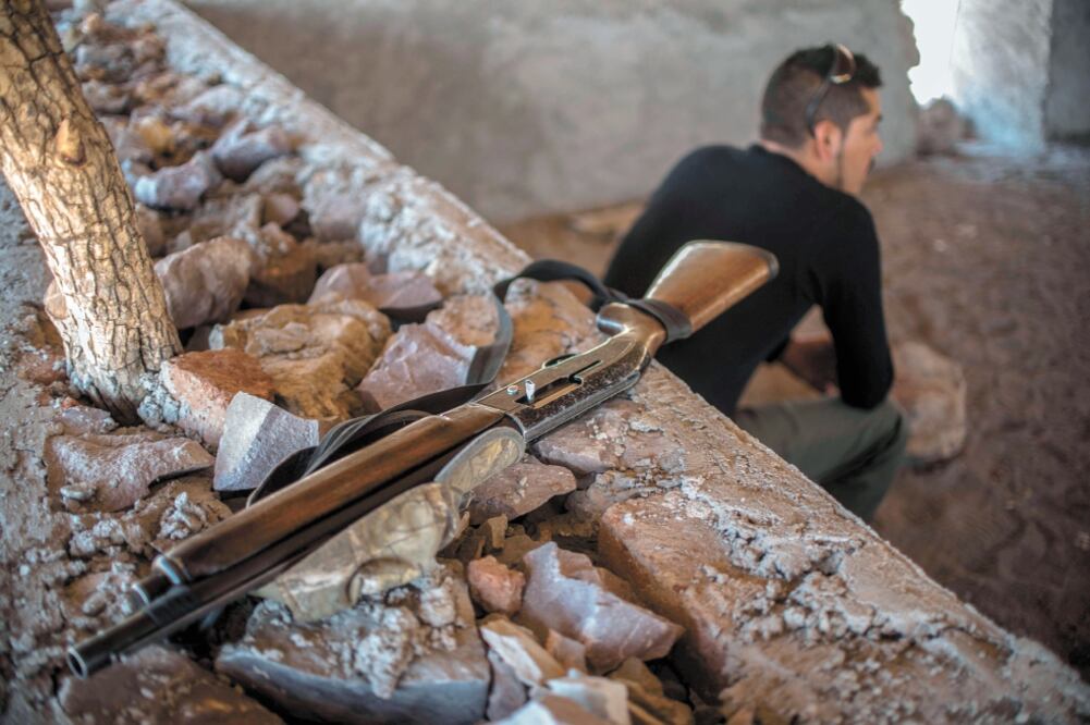 Amenaza. El Movimiento Apaxtlense Adrián Castrejón advirtió que quien no acate la prohibición de salir de noche podría ser expulsado del pueblo. Foto/PEDRO PARDO. AFP