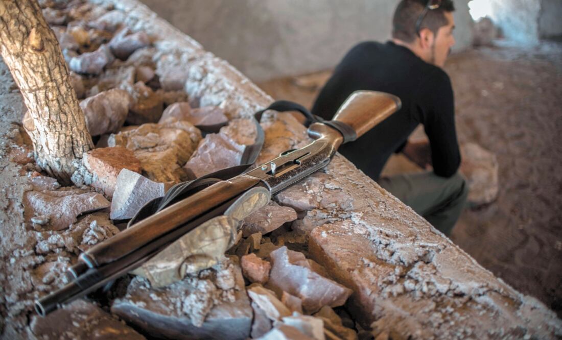 Amenaza. El Movimiento Apaxtlense Adrián Castrejón advirtió que quien no acate la prohibición de salir de noche podría ser expulsado del pueblo. Foto/PEDRO PARDO. AFP