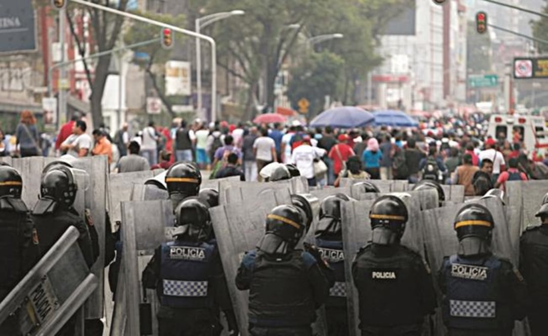 Mexican Police Force supervising protest march in Mexico City – Photo: Juan Carlos Reyes García / El Universal
