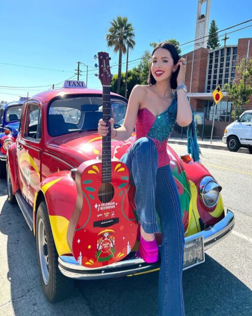 ¿Cuánto cuestan los zapatos Versace que lució Ángela Aguilar?