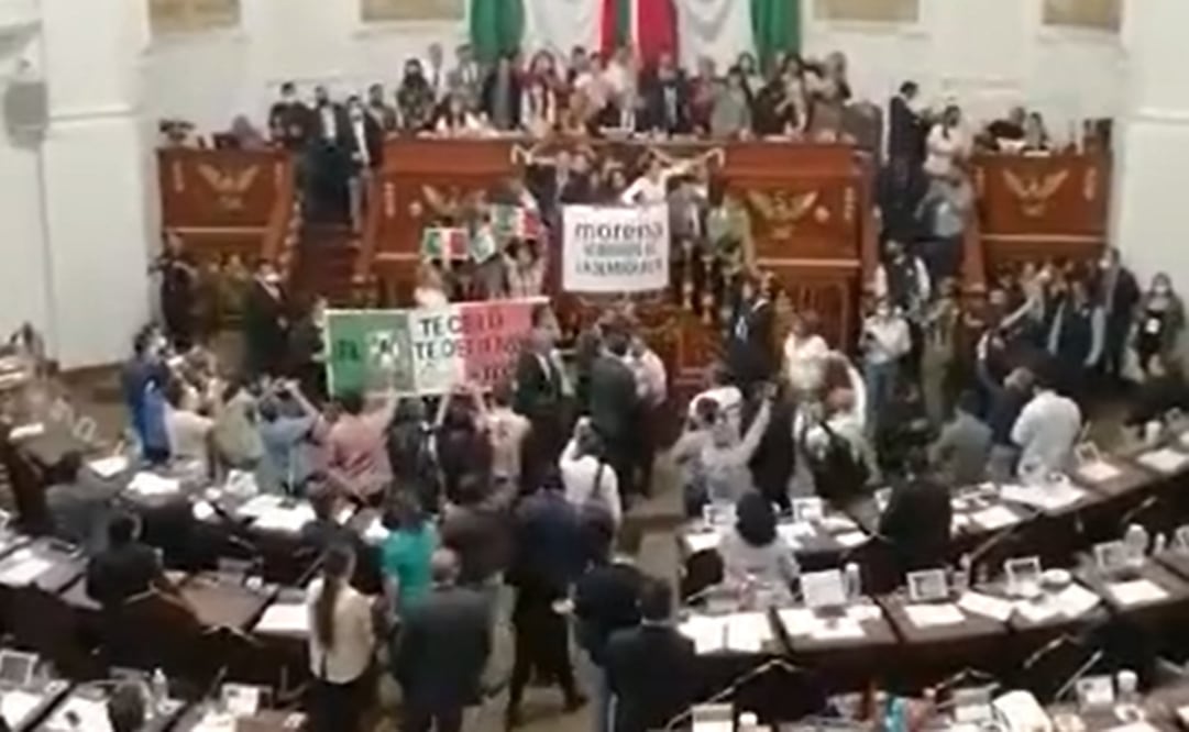 Al no existir las condiciones para continuar la sesión, se decretó un receso, mismo que continúa al igual que los gritos de diputados morenistas y de oposición. Foto: captura de video 