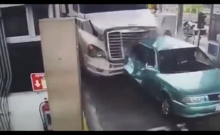 Captan momento en que tráiler embiste a Tsuru en caseta; accidente deja 4 muertos 