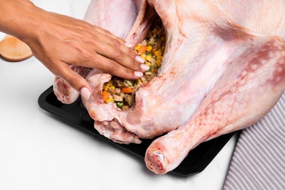 Añadir licor al relleno del pavo ayuda a ablandar la carne. Foto: Freepik