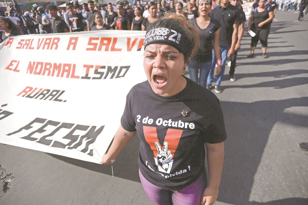 Jóvenes caminaron por más de tres horas hacia el Zócalo capitalino. Demandaron justicia por los agravios de hace 51 años. IVÁN STEPHENS. EL UNIVERSAL