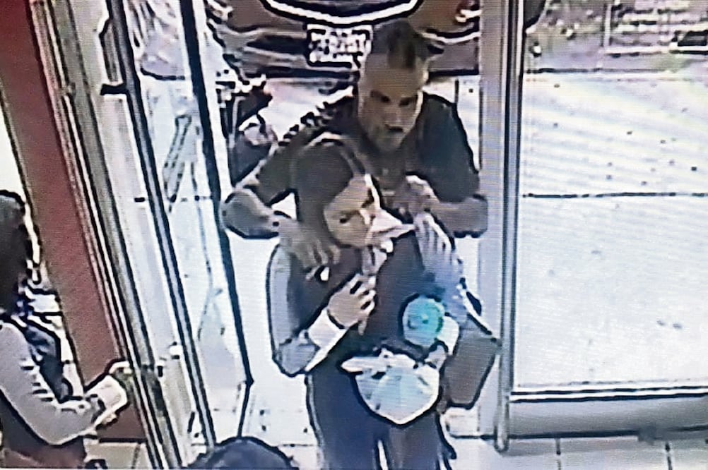 Un asaltante tomó como rehenes a cuatro empleadas de la sucursal Sendero de Banorte. A una la sometió con un cuchillo en el cuello y se acercó a la puerta del banco para pedir una pistola (FOTO: ESPECIAL)