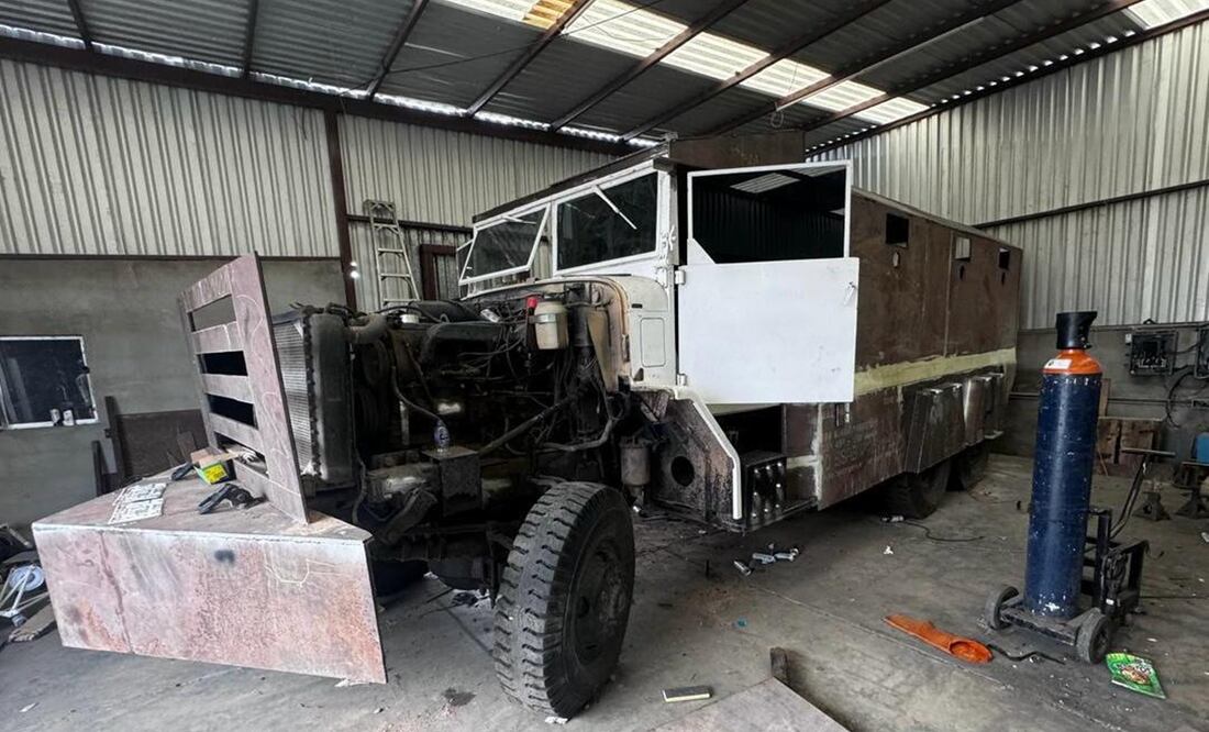 Aseguran cuatro vehículos en proceso de blindaje artesanal tipo “monstruo” en Pitiquito, Sonora. Foto: Fiscalía de Sonora