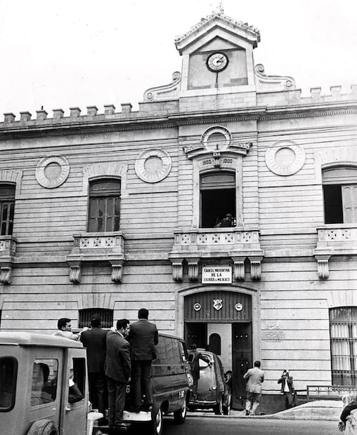 Entrada de la Penitenciaría de Lecumberri. Las fiestas patrias en el Palacio Negro eran la “dolorosa antítesis entre la prisión, el día de independencia y libertad”; para los festejos solían darse horarios especiales para visitas y se decoraban los dormitorios, además de ver la transmisión del Grito y del Desfile Militar. Foto: ESPECIAL.