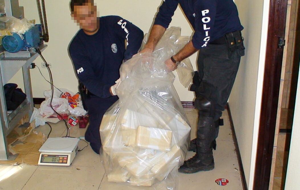 Oficiales antidrogas de Costa Rica, durante un decomiso de  651 kilos de cocaína a una red de mexicanos, colombianos y costarricenses en la ciudad de Alajuela, FOTO: MINISTERIO DE SEGURIDAD DE COSTA RICA