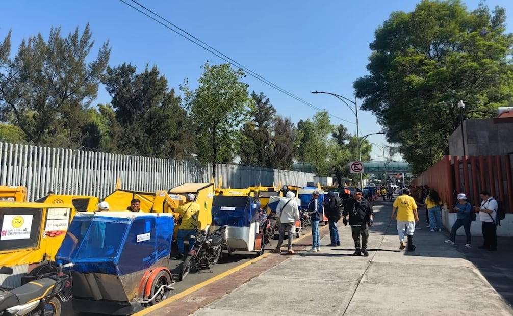 Mototaxistas protestan en San Lázaro; exigen regularización y acceso a seguridad social. Foto: Especial
