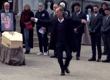 El último baile: esposo despide a profesora asesinada en Francia al ritmo de Nat King Cole