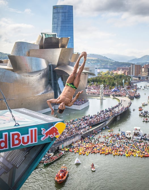 Jonathan, durante sus ejecuciones en la plataforma de 27 metros (CORTESÍA ROMINA AMATO. RED BULL)