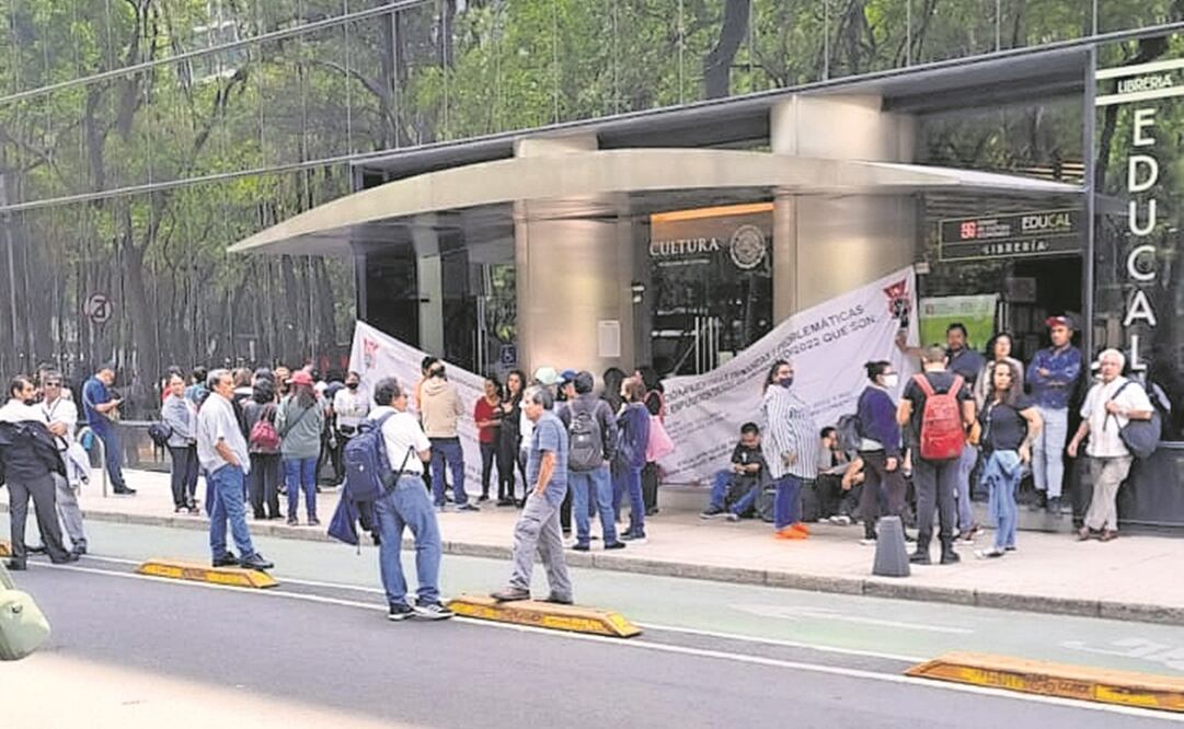 Integrantes del Sindicato Nacional Democrático de Trabajadoresde la Secretaría de Cultura mantienen una protesta afuera de la dependencia desde el lunes pasado. Foto: Sindicato Nacional Democrático de Trabajadores