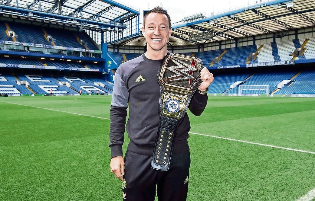 John Terry posó con un cinturón de diseño especial de la WWE (TWITTER)