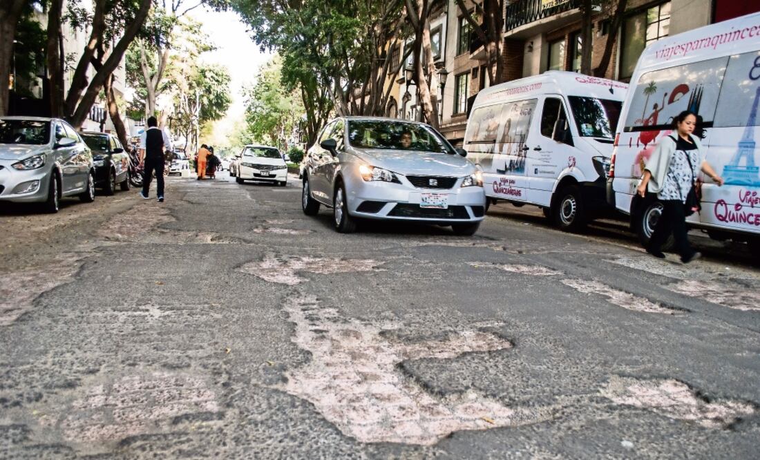 En toda la calle de Hamburgo los carros avanzan zigzagueando para evitar los baches y no dañar los autos, pero causan accidentes; porque no ven las bicis o carros que vienen a lado, comentaron residentes de la Zona Rosa (JOSÉ ANTONIO TORRES)
