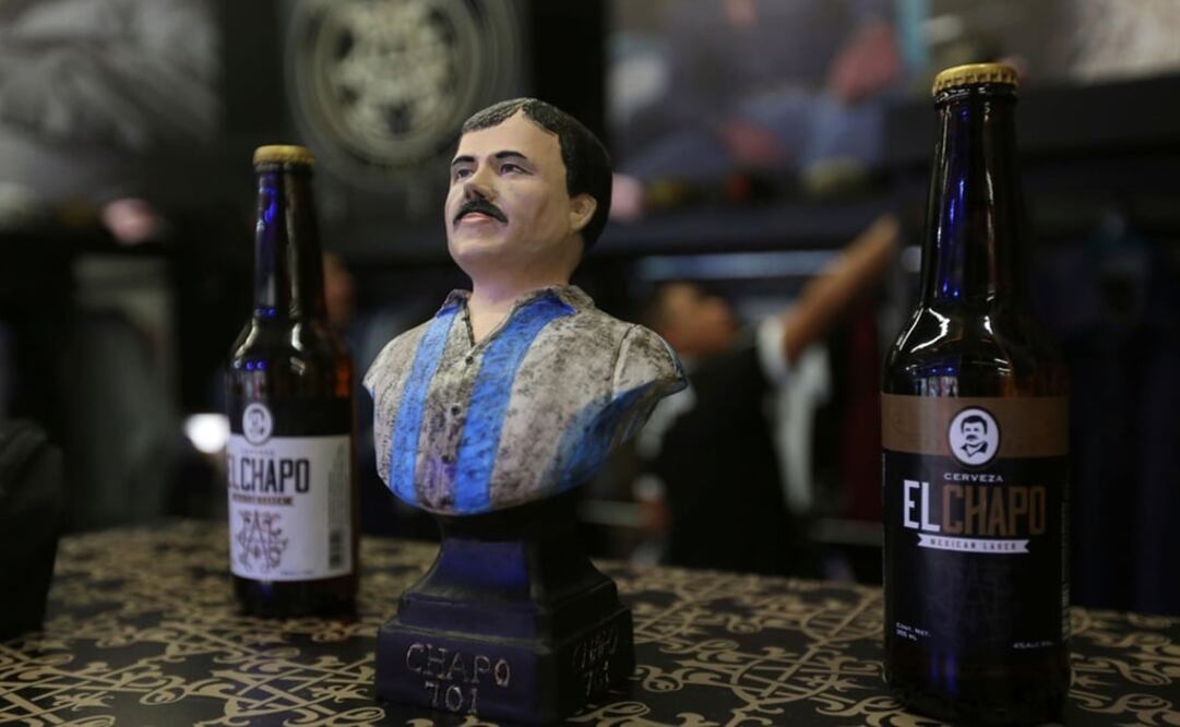 A bust of Mexican kingpin Joaquín "El Chapo" Guzmán stands between bottles of "El Chapo" beer – Photo: Fernando Carranza /REUTERS