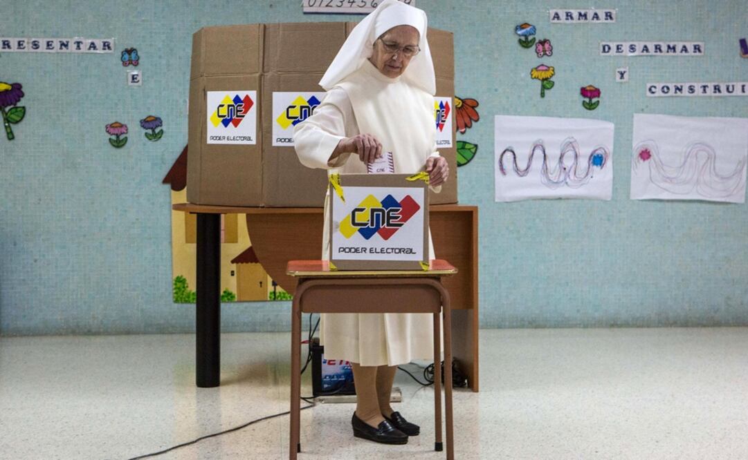 Un monja ejerce su derecho al voto en un centro de votación hoy, domingo 15 de octubre de 2017, en Caracas (EFE)