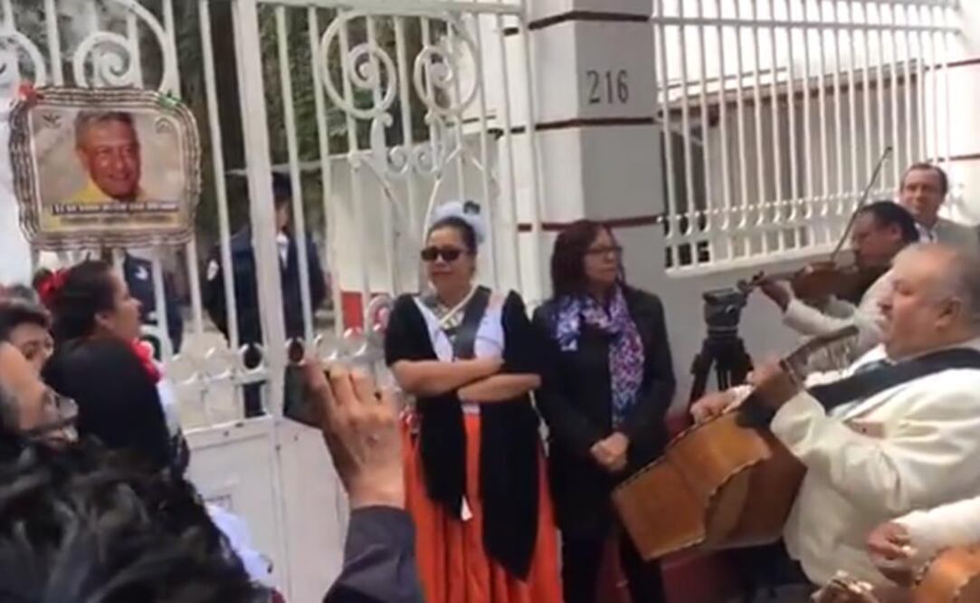 Mariachis por cumpleaños de AMLO en la casa de transición 