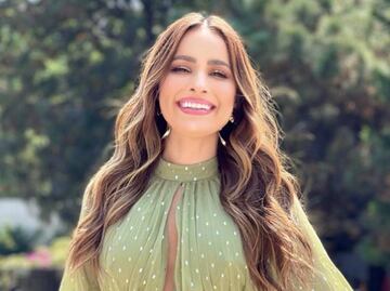 Cynthia Rodríguez presume encuentro con león y su pancita en ropa de maternidad