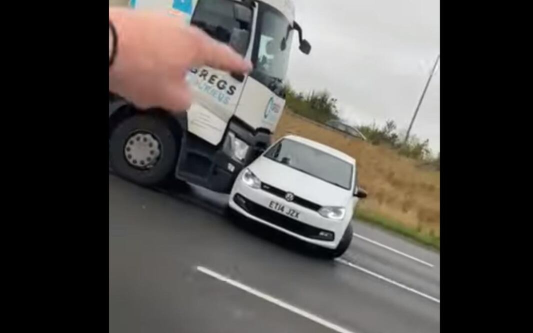 Camión choca con pequeño Volkswagen y lo empuja por varios metros sin darse cuenta