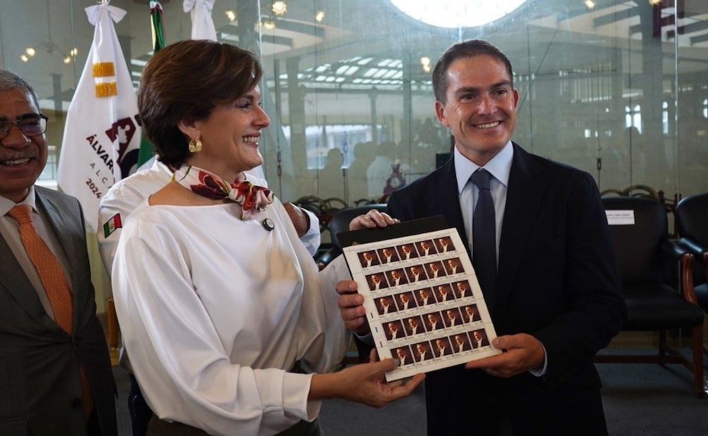 El alcalde Javier López Casarín y la directora general del Sepomex, Violeta Abreu González. Foto: Especial