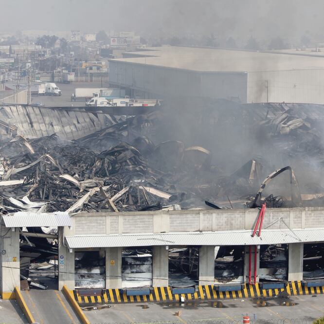 Autoridades informaron que tardaron cinco horas para controlar el incendio en la bodega cercana a las plazas Santín. (JORGE ALVARADO. EL UNIVERSAL)