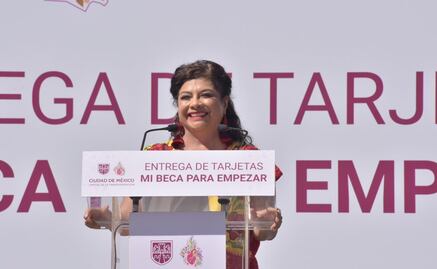 Clara Brugada entrega 10 mil tarjetas de “Mi Beca para Empezar” a estudiantes de CDMX