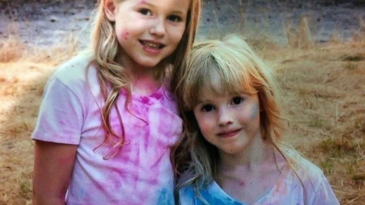 Humboldt County Sheriff's Office Leia y Caroline Carrico fueron encontradas acurrucadas debajo de un arbusto.