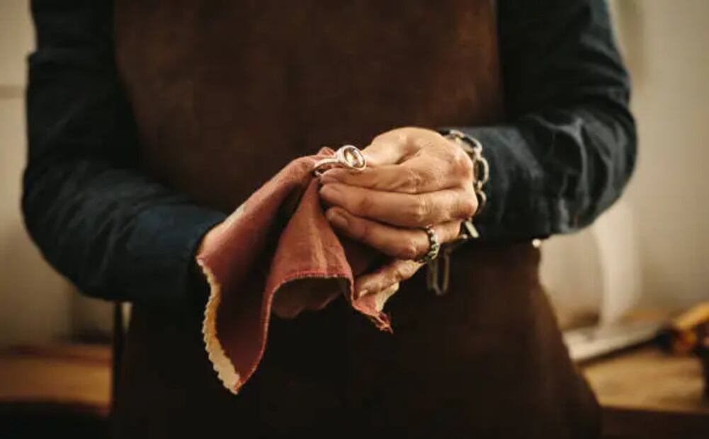 Limpia tus joyas con productos especiales para es ematerial. Foto: Usnplash