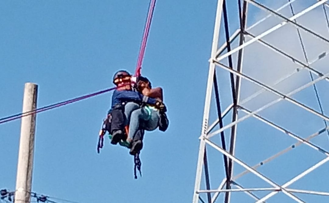 Cuerpos de emergencia rescatan a una mujer, la cual subió a una torre de alta tensión, en Mérida, Yucatán. Foto: Especial