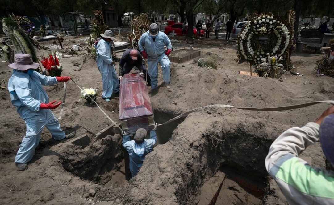 Trabajadores del panteón San Lorenzo Tezonco de Iztapalapa entierran los cuerpos de personas que fallecieron infectadas de coronavirus en una hectárea designada para enterrar personas con Covid 19 o posible positivo. Foto: Diego Sánchez/ EL UNIVERSAL