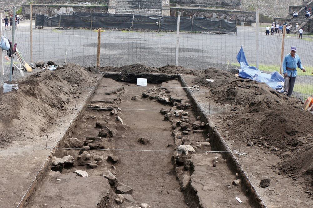 Arqueólogos encontraron en la pirámide de la Luna un sistema de fosas (CORTESÍA INAH)