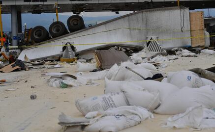 Tráiler se impacta contra casetas de cobro en autopista México-Puebla; hay dos muertos
