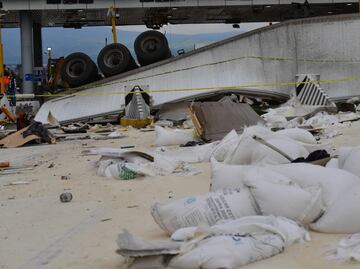 Tráiler se impacta contra casetas de cobro en autopista México-Puebla; hay dos muertos