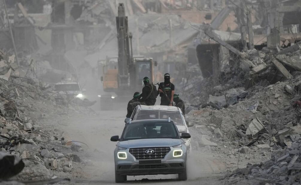 Militantes de Hamás y trabajadores egipcios buscan los cuerpos de rehenes israelíes en el barrio de Shijaiyah, en la ciudad de Gaza, el miércoles 5 de noviembre de 2025. Foto: AP/Archivo