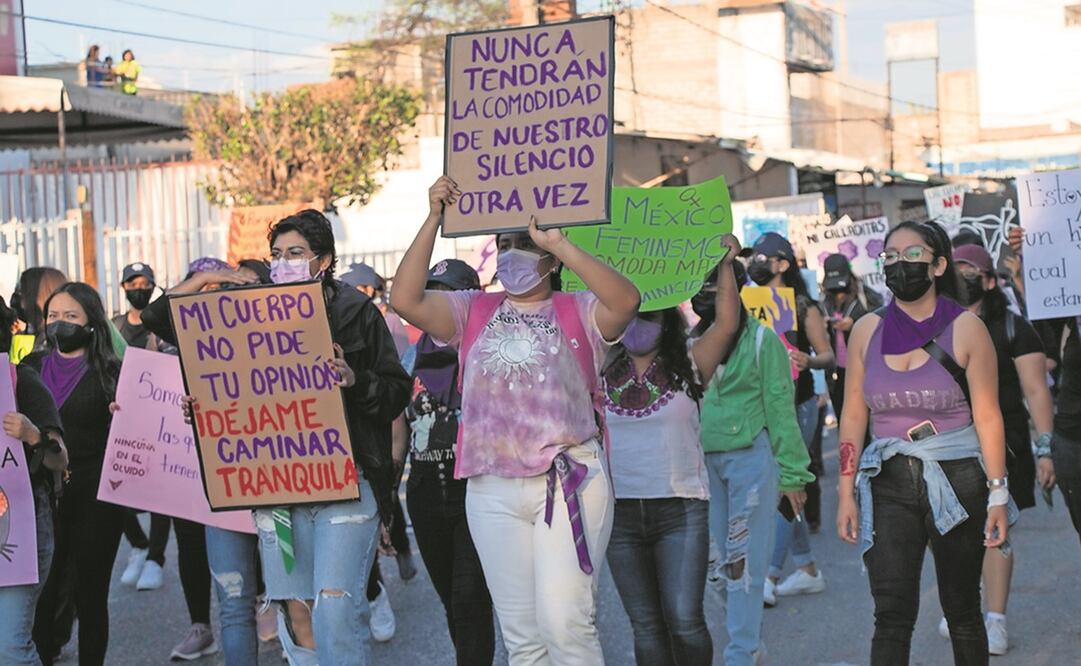 El Colectivo DLR de Oaxaca detectó a un grupo de hombres que intentaba agredir a las mujeres que se movilizaron pacíficamente, durante el Día Internacional de la Mujer en la entidad. Foto: Juana García/ EL UNIVERSAL