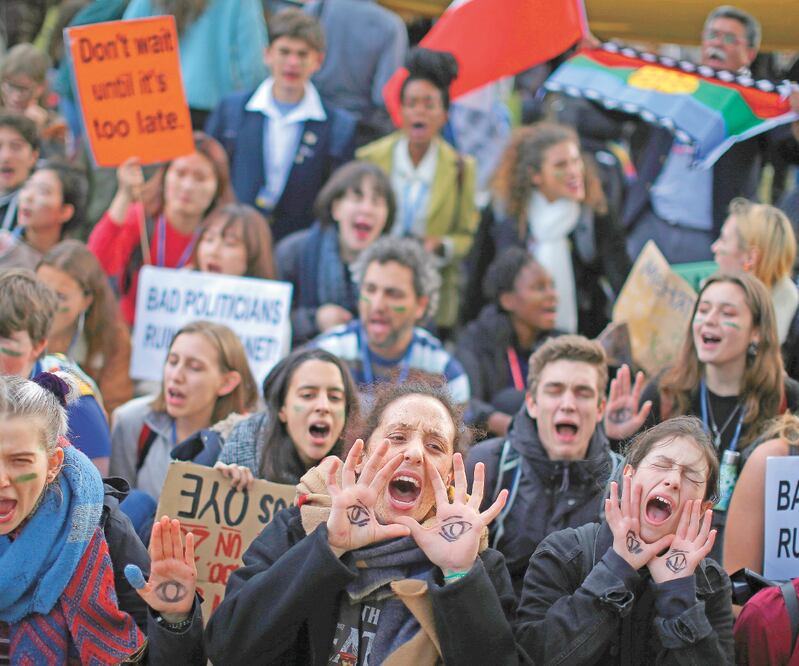 Cientos de jóvenes se manifestaron ayer contra el cambio climático en la cumbre que se realiza en Madrid. Foto/MANU FERNÁNDEZ. AP