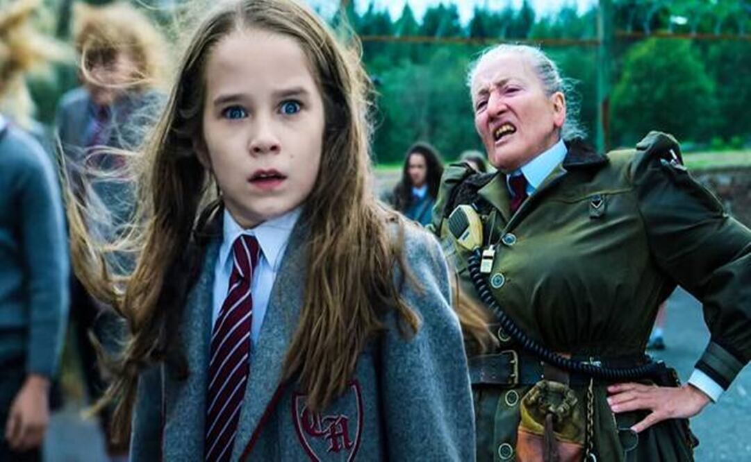 La película sobre una niña extraordinariamente brillante llamada “Matilda” que llegó al cine en 1996 y cautivó al público por su magia e ingenio a pesar de las dificultades sociales fue reinventada en el 2010 para un musical contestatario sobre las circunstancias que la pequeña niña enfrenta con sus padres y la temible directora  de su escuela. 

Ahora, para una nueva versión en Netflix, que se estrena el 25 de diciembre, un elenco nuevo ha reinventado la trama, basándose además de en el musical, en la novela creada en 1988.